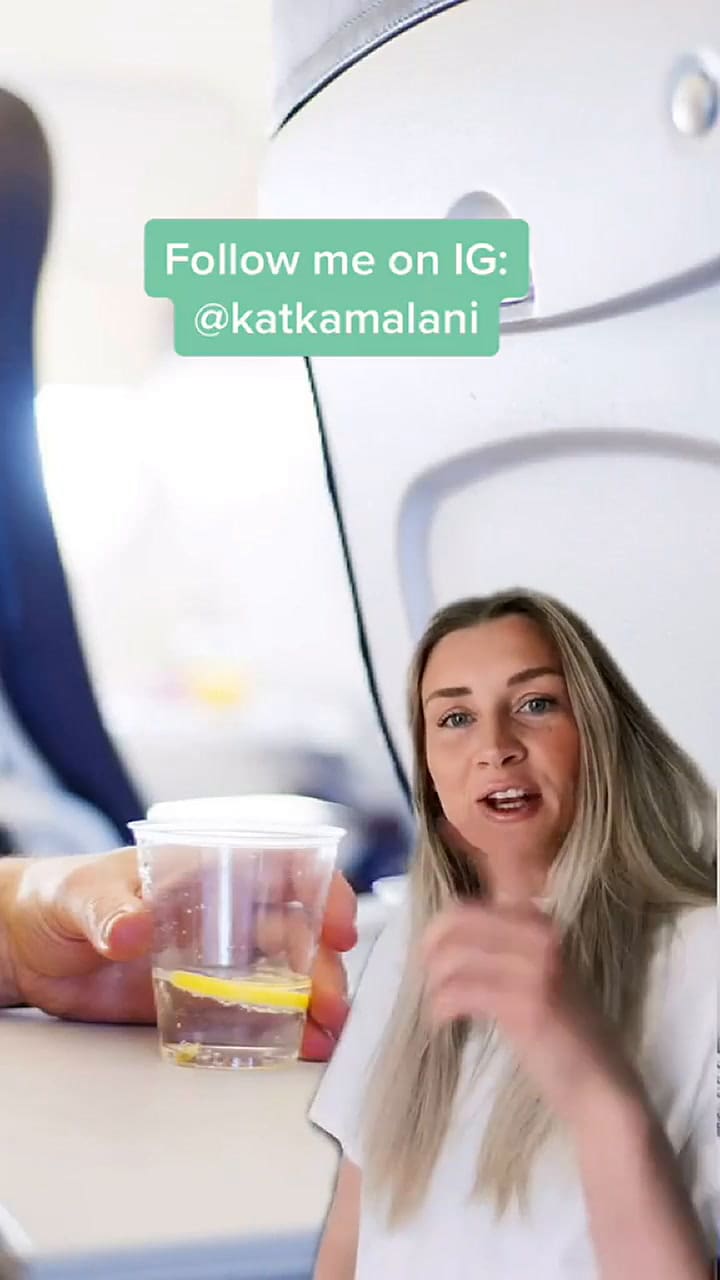 Así se pueden conseguir bebidas gratis en un vuelo, según una azafata