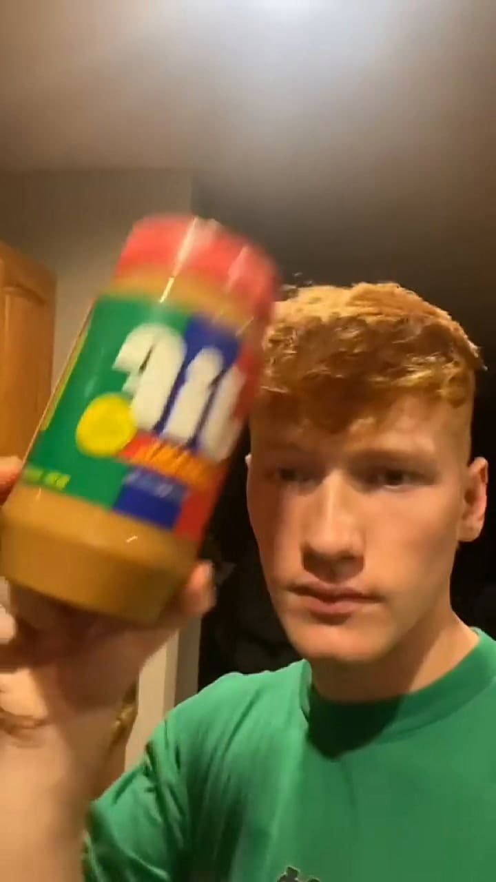 Un joven cubrió con mantequilla de maní la cocina de su casa, parte 2