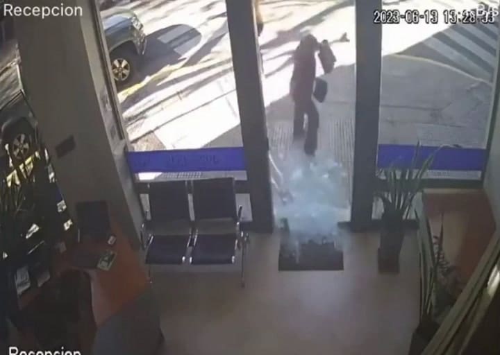GIF Fue a la inmobiliaria del presidente de Vélez, se enojó e hizo estallar la puerta de un portazo