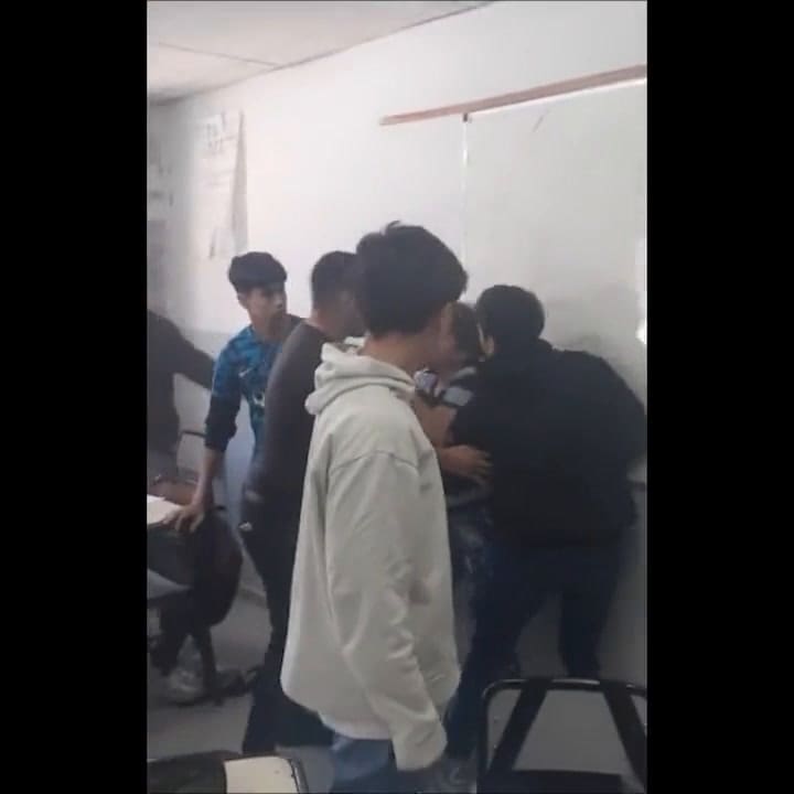 Los alumnos separaron a la madre y al joven