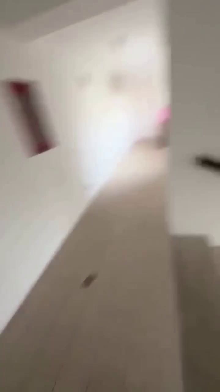 La desesperación de un hombre que huye por las escaleras de un edificio a punto de colapsar en Venezuela