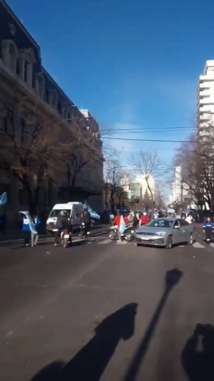 Los hinchas salieron a las calles de La Plata