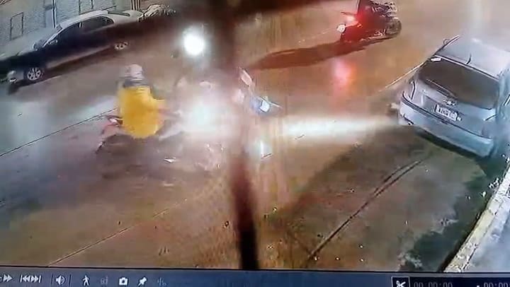 Violento robo a un delivery al que balearon en pleno centro de Lomas