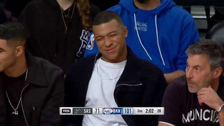 La reacción de Mbappé a una canasta de Kevin Durant, en el partido Nets vs Spurs
