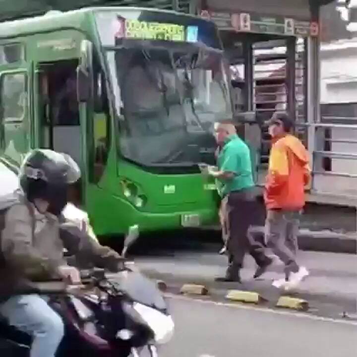 Mujer en estado de ebriedad, besó a un colectivo y tuvo una fuerte discusión con un policía