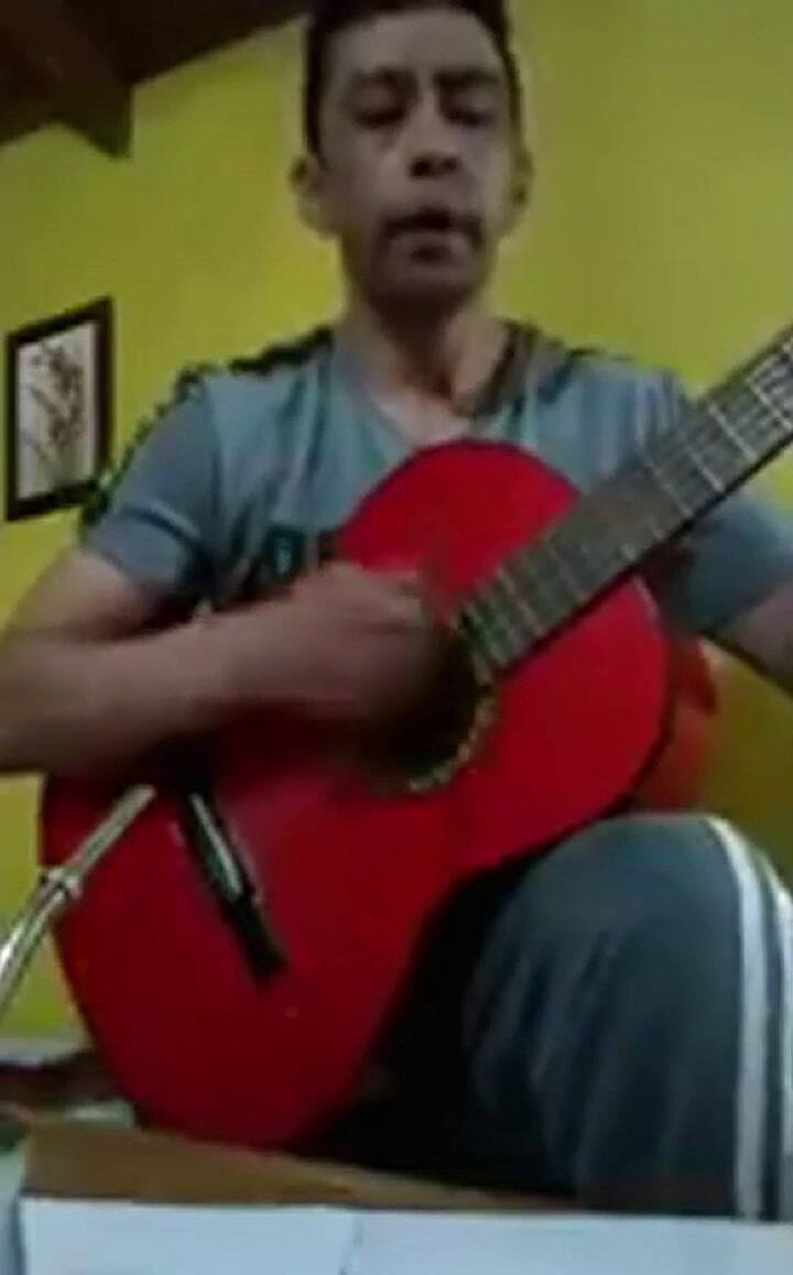 El enfermero grabó algunas canciones que su padre está viralizando en las redes sociales