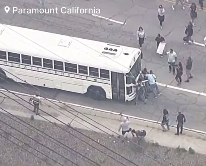 El momento en que manifestantes rodean a un vehículo de US Marshals