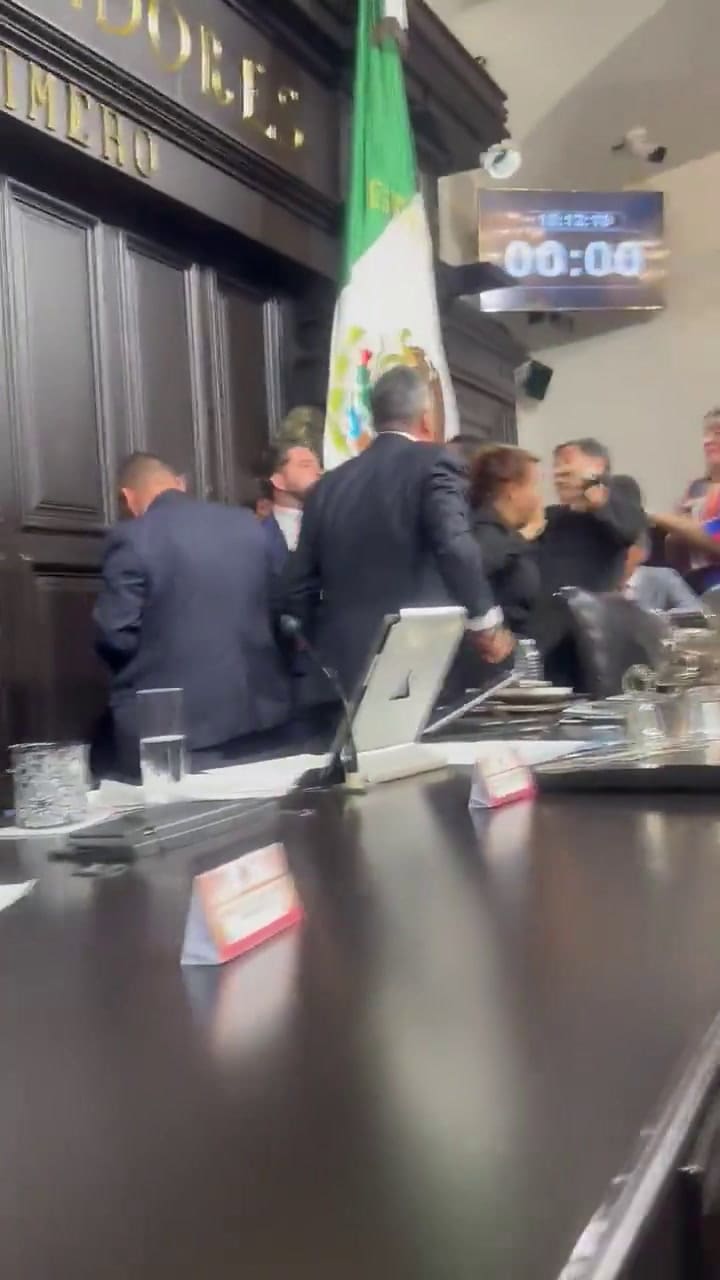 El momento del cruce entre Noroña y Moreno