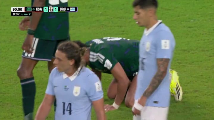 La jugada de la polémica en el empate entre Uruguay y Arabia Saudita