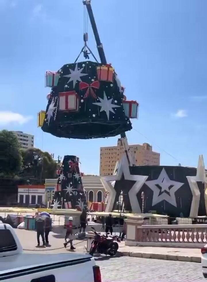 Brasil: un árbol de Navidad de más de 20 metros se desplomó mientras lo instalaban, aplastó y mató a un hombre