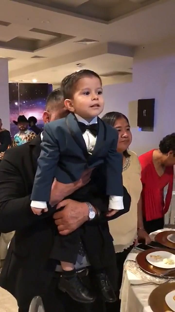 Un niño felicita a su mamá el día de su graduación y se vuelve viral: 'Lo lograste'