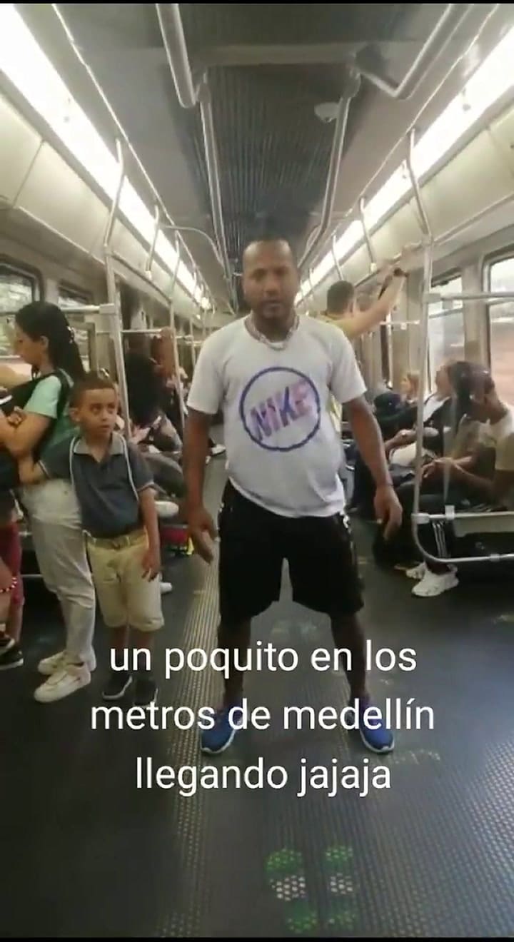 Un hombre se dedica a bailar en el subte