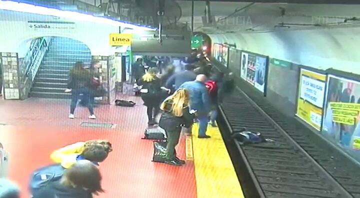 Hombre se desmaya en el andén y golpea a mujer que cae a las vías