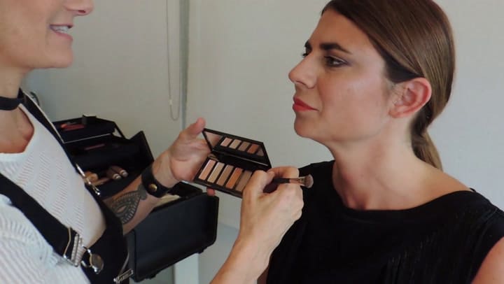 ¿Cómo intensificar tu maquillaje de verano para la noche?