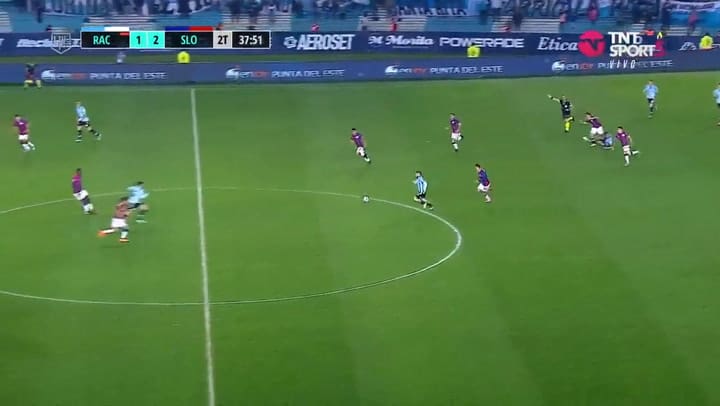 El VAR volvió a llamar a Espinoza y el árbitro le mostró la roja directa a Leo Sigali