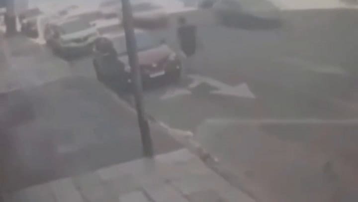 Quiso pasar a otro auto por la derecha, atropelló a un peatón y se incrustó contra un edificio
