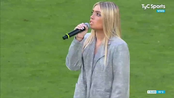 Kala cantó 'Marte' y 'Tusa' en el entretiempo del partido