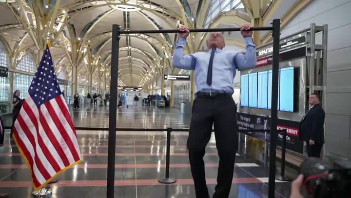 Robert Kennedy sorprendió a turistas al hacer dominadas en pleno aeropuerto y se volvió viral