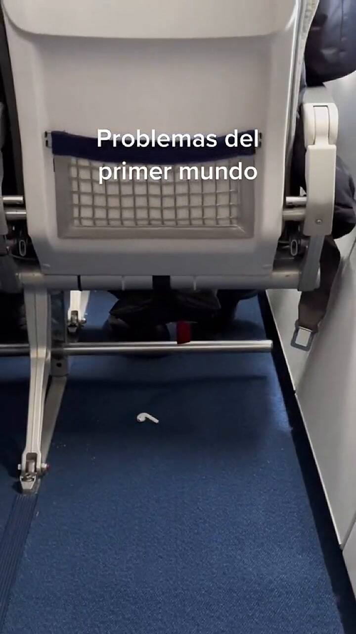 Un pasajero filmó a su compañero de asiento en una insólita situación