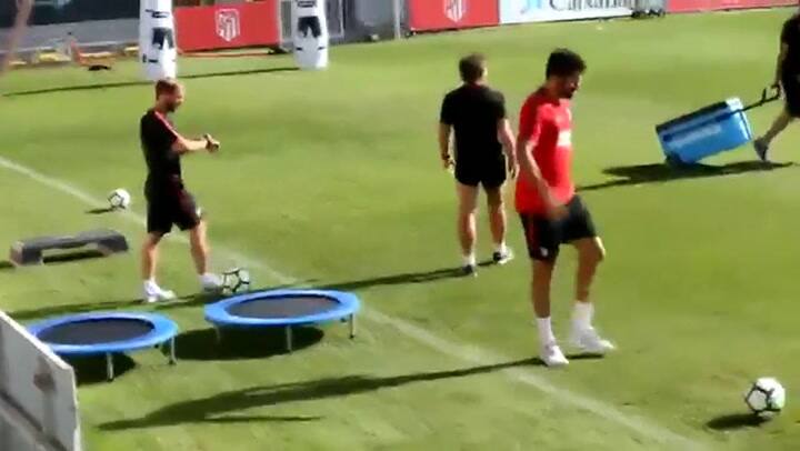 El 'Profe' Ortega entrena a Diego Costa - Fuente: YouTube