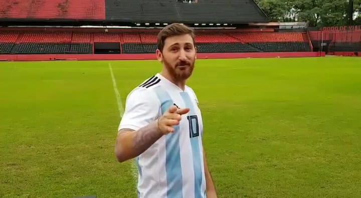 Juan Tomás Martín en el estadio Coloso Marcelo Bielsa