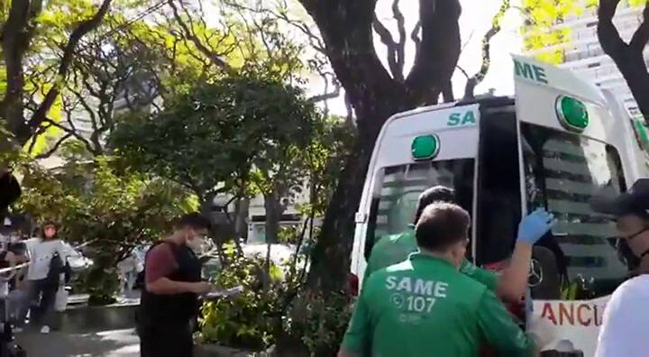 El traslado de las mujeres heridas en Palermo