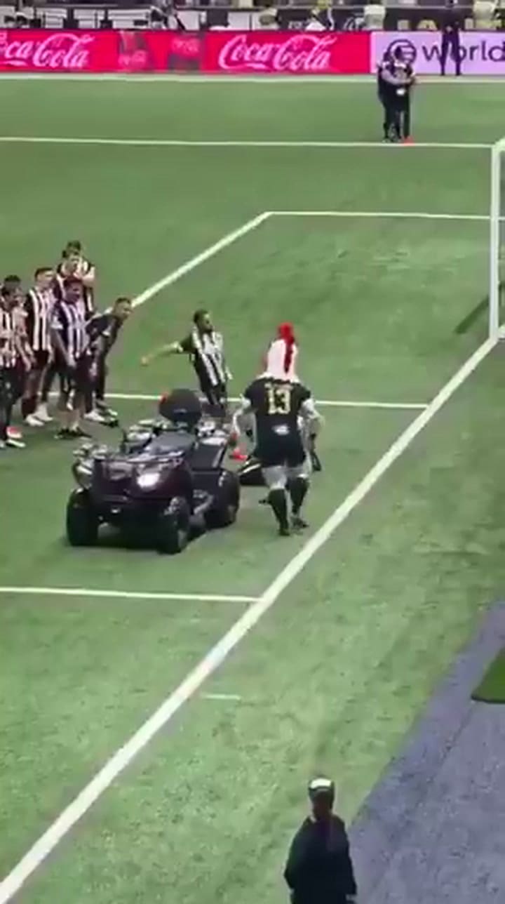 La mascota de Atlético Mineiro pateó la figura de un animal que representa a Santos