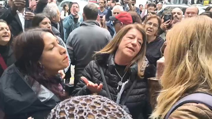 La gente increpó, en la puerta de Diputados, a Lilia Lemoine. Crédito: Fabián Marelli
