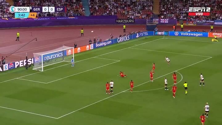 GIF de Atajada de la arquera de España contra Alemania en la Eurocopa