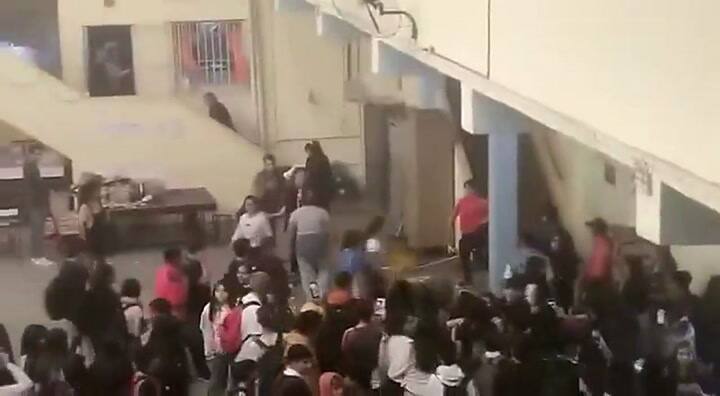Dos mujeres irrumpieron en una escuela, agredieron al personal y causaron destrozos