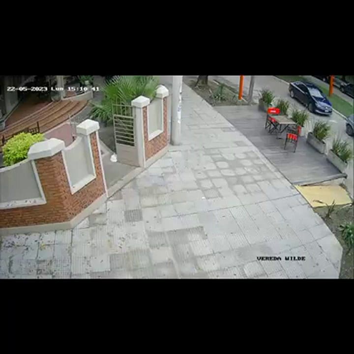 Motochorros lo siguieron para robarle una mochila con dinero y le dispararon