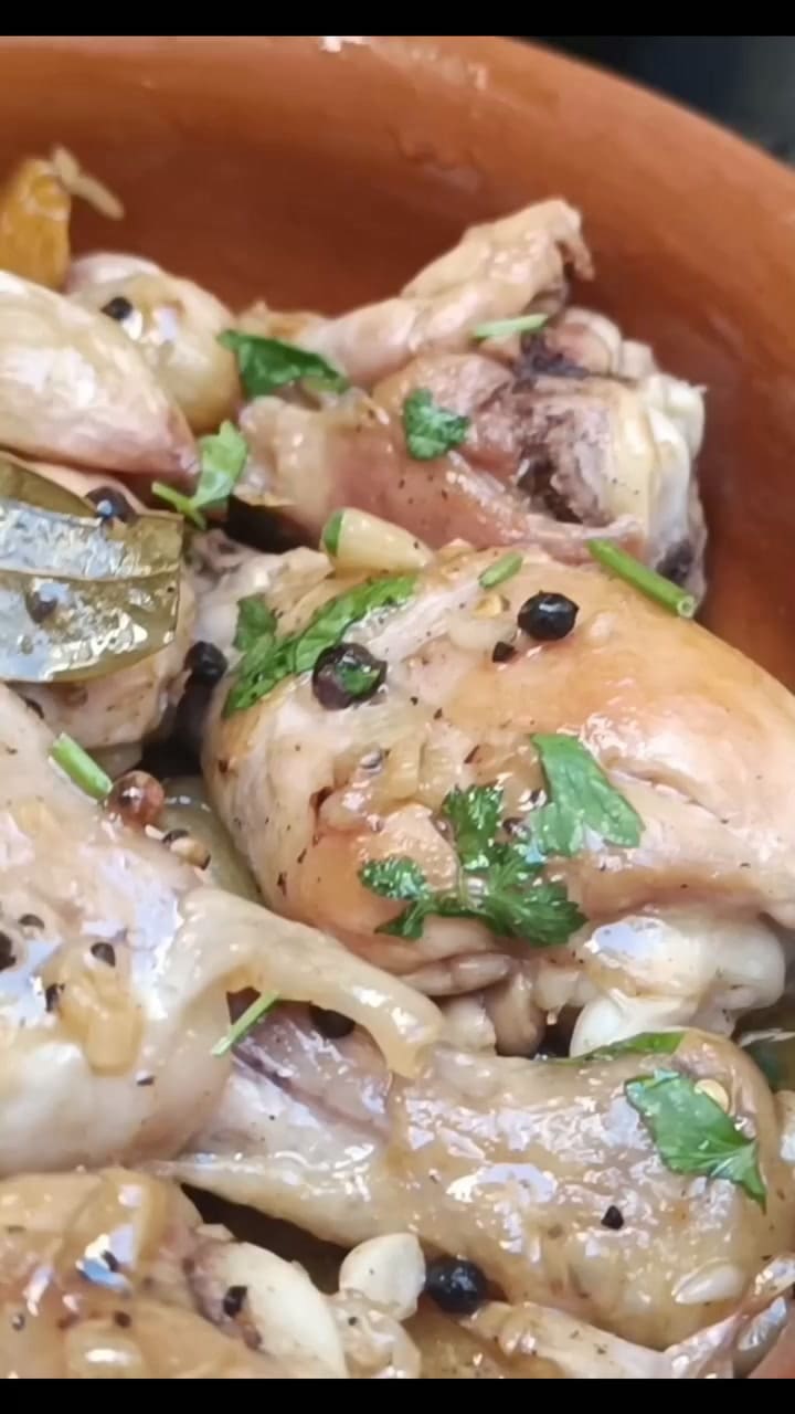 El truco definitivo de la cocinera Manoli para un pollo al ajillo extrajugoso: “Lleva lo mismo de vino que de agua y un chorrito de vinagre”