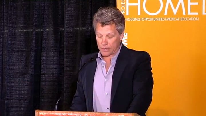 Jon Bon Jovi y el momento de la inauguración de JBJ Soul Homes