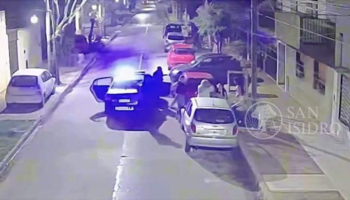 Un policía patrullaba en San Isidro, vio que un bebé se ahogaba y lo salvó al practicarle RCP