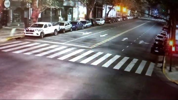 Así fue el choque en Flores entre un auto y un camión