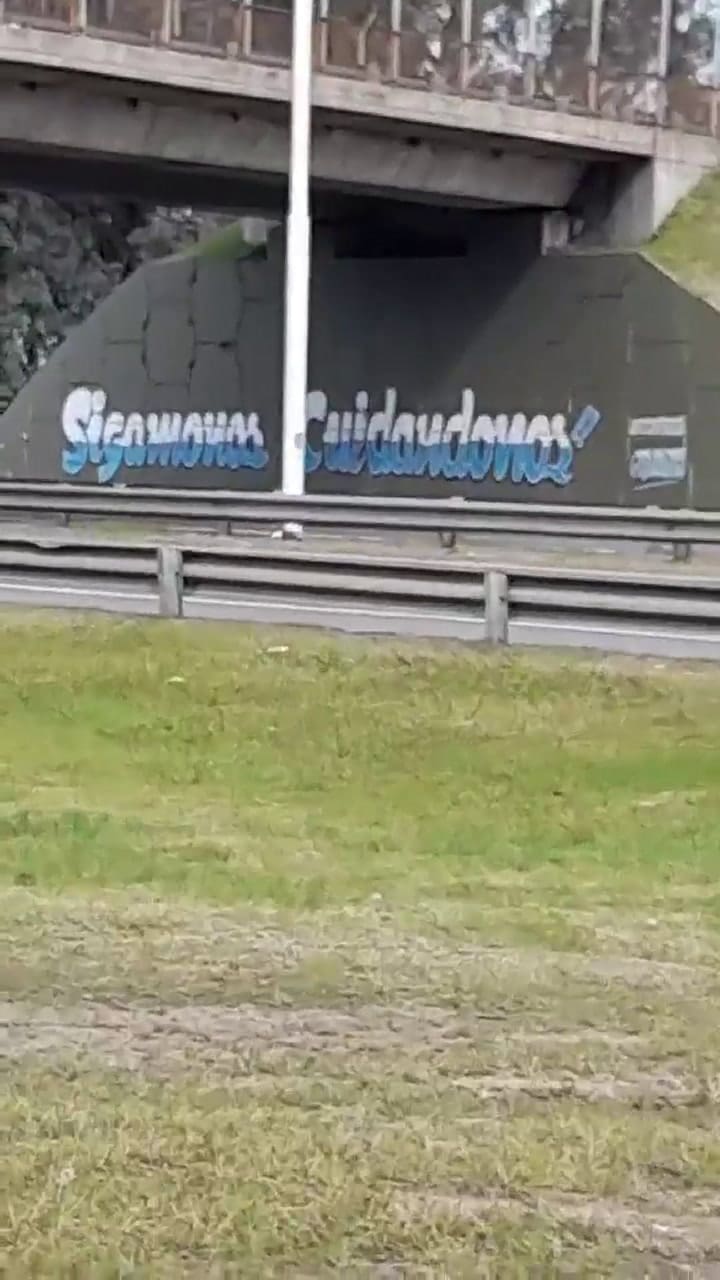 El mensaje debajo de un puente en Ezeiza que se volvió viral
