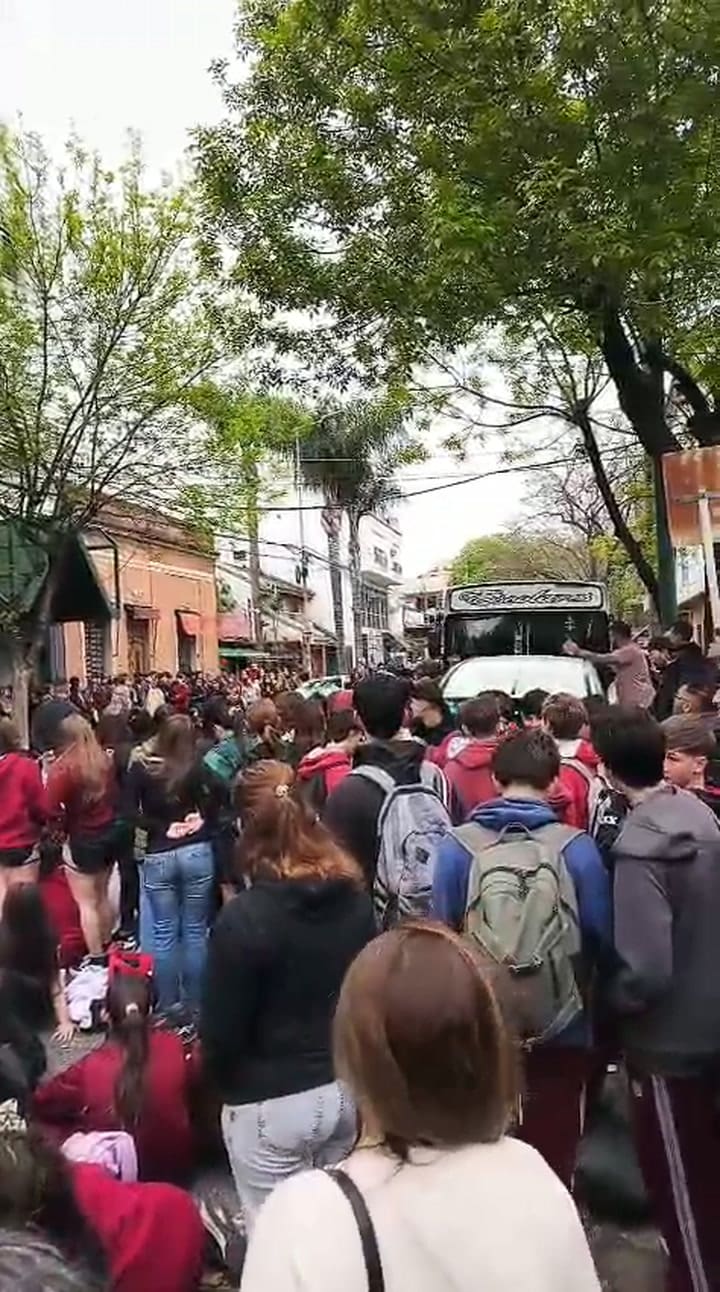 Así fue la sentada frente al Colegio Modelo