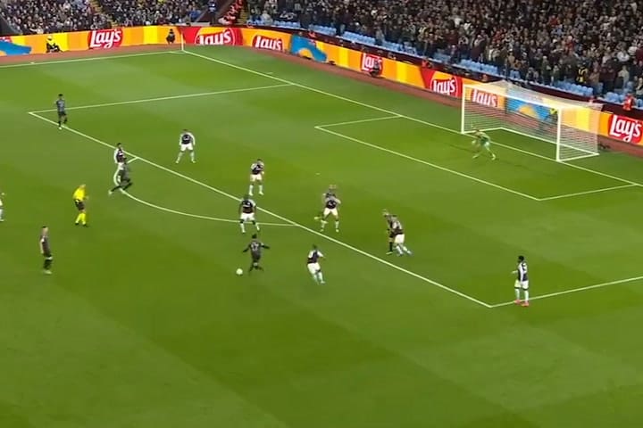 (GIF) Tremenda atajada de Dibu Martinez para el Aston Villa