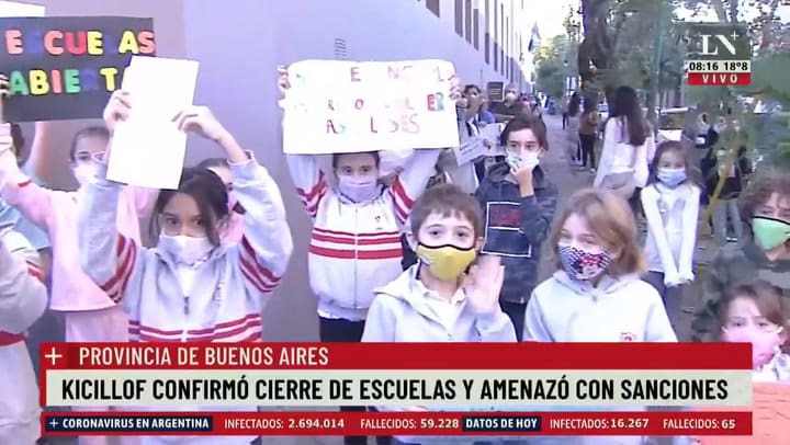 Sin clases en Provincia: ya empezaron los abrazos y aplausos en algunos colegios