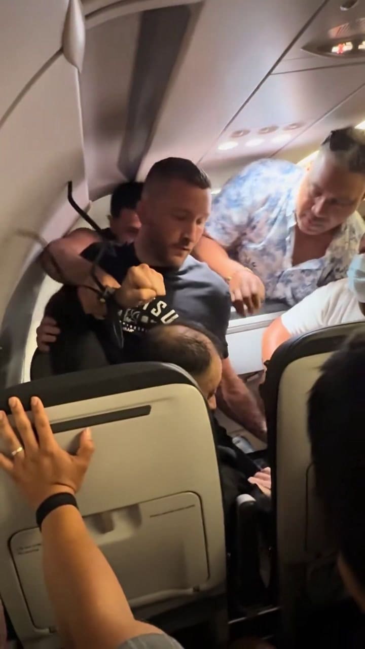 Un pasajero ahorcó a una azafata e intentar abrir la puerta de salida emergencia y ingresar a la cabina de mando en un vuelo a Chicago