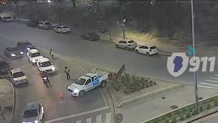 Un inspector de tránsito de Córdoba fue llevado en el capot de un auto por cinco cuadras