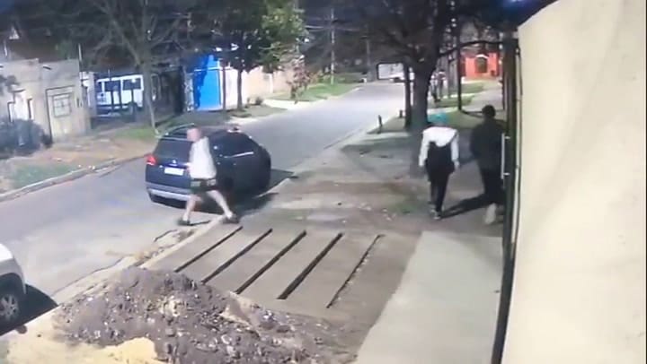 Tres robos de autos por parte de la misma banda, en Castelar y Villa Tesei