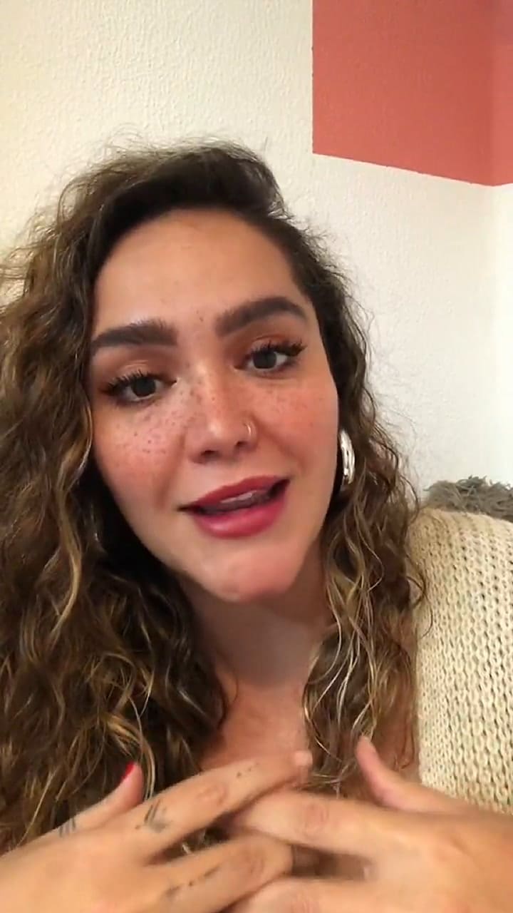 La explicación de una exazafata sobre pintarse las uñas en el avión