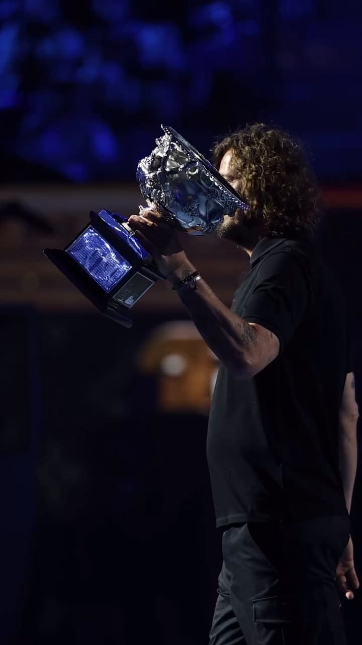 Marat Safin entregó el trofeo de ganador en el Australian Open 2026