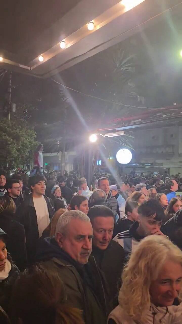 Los hinchas también se reunieron en Villa Urquiza
