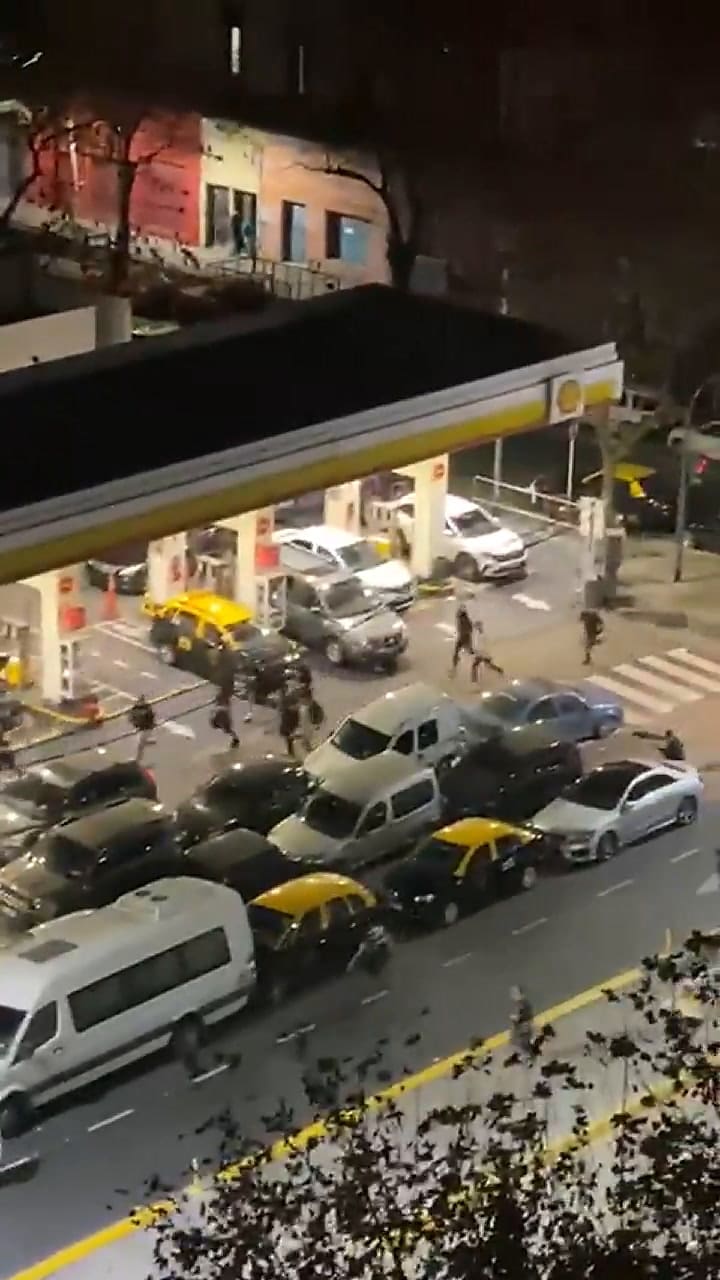 La Policía detuvo en motocicletas a alguno de los hinchas violentos