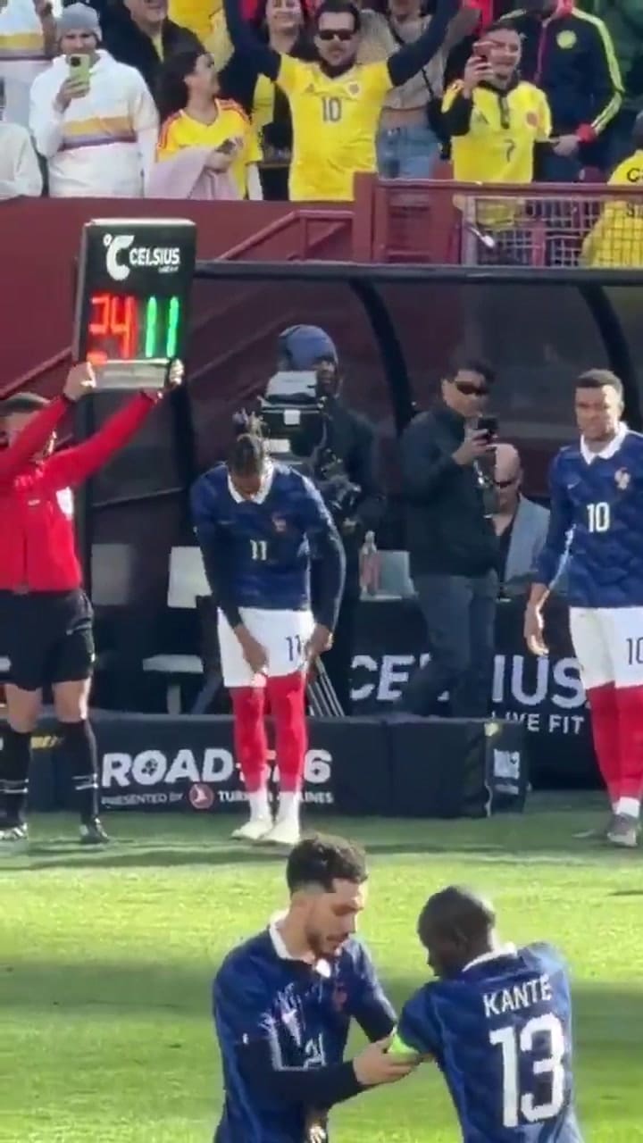 Otro momento de tensión de Mbappé con Kanté en plena cancha
