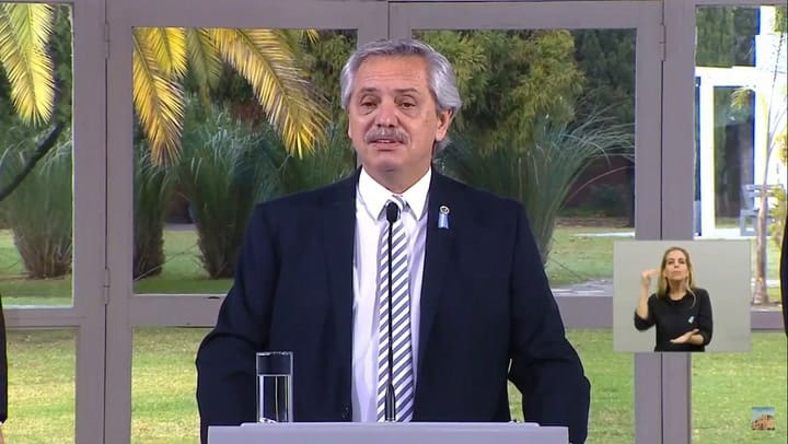 Alberto Fernández realiza la toma de la bandera a niños de todo el país