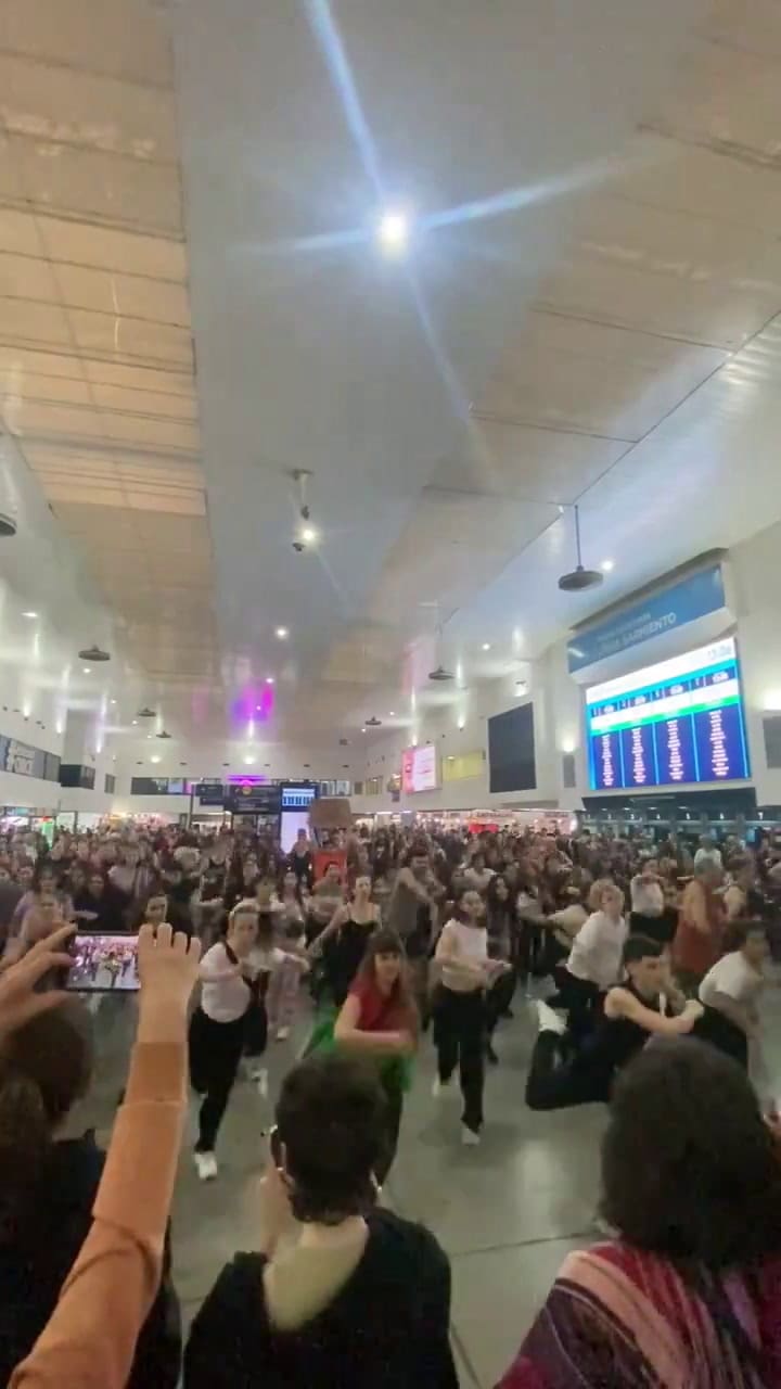 Estudiantes de la Universidad Nacional de las Artes bailaron la canción 'Fanático', de Lali Espósito
