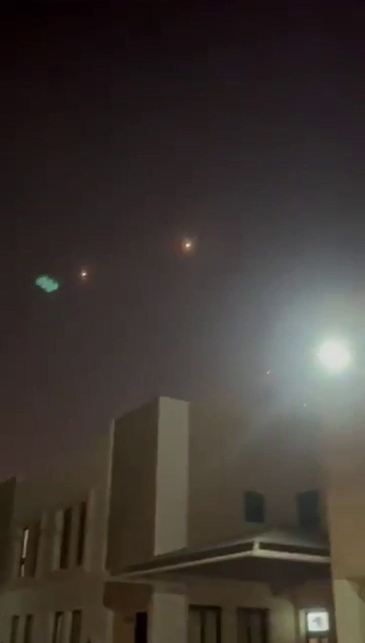 "explosiones" en Doha y Qatar , en medio de informes del lanzamiento de seis misiles iraníes contra la Base Aérea Al-Udeid.